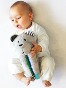 A soft sweetness, Whisbear noise bear, The Humming Bear helps a child fall asleep with the help of a pink noise. The humming Bear has a CRYsensor that allows the device to detect the baby's crying, vocalization and movement and restart the noise sound.