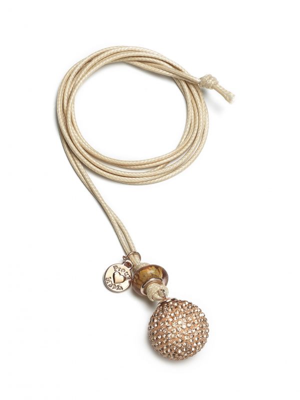 The Proud MaMa Bling rosegold bola necklace is a beautiful jewelry for the expectant mother. There is a small xylophone inside the jewelry. The magical sound of the jewelry soothes the baby in the womb and later outside the womb.