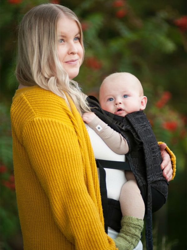 New adjustable Wompat ILO baby carrier, panel & sleep hood are made from Vanamo woven wrap, for the shoulder straps and waist belt choose comfortable black cotton or soft corduroy. Wompat ILO baby carrier can be used with a newborn and the carrier is adjusted bigger as the baby grows.