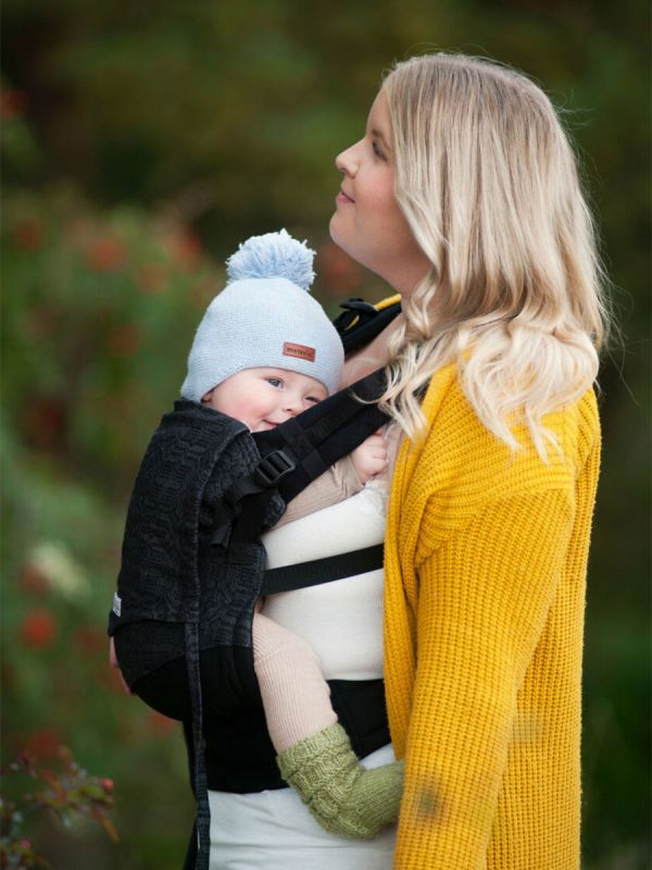 New adjustable Wompat ILO baby carrier, panel & sleep hood are made from Vanamo woven wrap, for the shoulder straps and waist belt choose comfortable black cotton or soft corduroy. Wompat ILO baby carrier can be used with a newborn and the carrier is adjusted bigger as the baby grows.