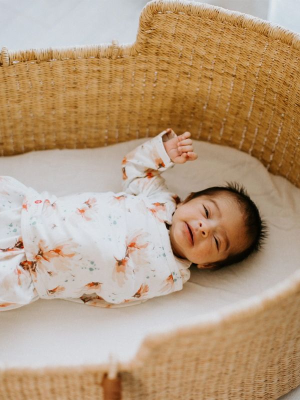 Embe Starter Swaddle Origina with Long Sleeves, Blush Blossom. The intelligent Embé zipper and swaddle design help to use the swaddle correctly. It prevents over-tightening of the pelvic area, which can cause hip dysplasia over a longer period of time.