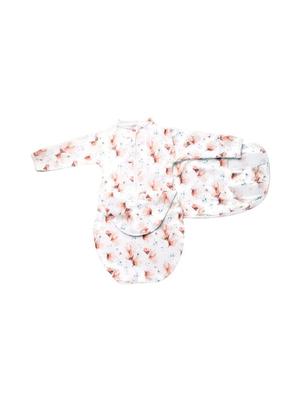 Embe Starter Swaddle Origina with Long Sleeves, Blush Blossom. The intelligent Embé zipper and swaddle design help to use the swaddle correctly. It prevents over-tightening of the pelvic area, which can cause hip dysplasia over a longer period of time.