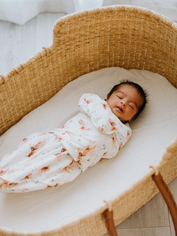 Embe Starter Swaddle Origina with Long Sleeves, Blush Blossom. The intelligent Embé zipper and swaddle design help to use the swaddle correctly. It prevents over-tightening of the pelvic area, which can cause hip dysplasia over a longer period of time.