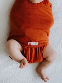 Embe swaddle Rust. The intelligent Embé zipper and swaddle design help to use the swaddle correctly. It prevents over-tightening of the pelvic area, which can cause hip dysplasia over a longer period of time.