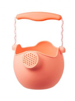 Scrunch-watering can is made from 100% recyclable silicone and has a polyester rope handle.