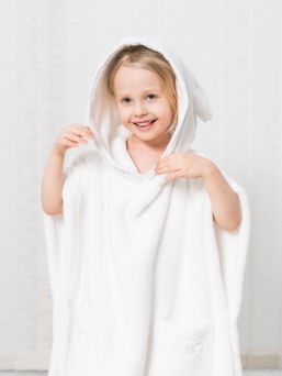 Adorable LuinLiving children's poncho towel for speedmonsters. The material of the towel is absorbent 100% Signature cotton.