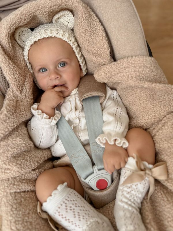 Warm boucle car seat blanket – beige