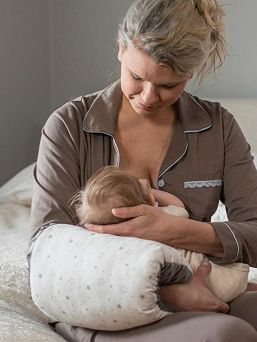 The Lansinoh Nursie Breastfeeding Pillow slides onto the arm, rather than around the waist, to create comfortable proper breastfeeding positioning for you and baby. Perfect for c-section tummies!