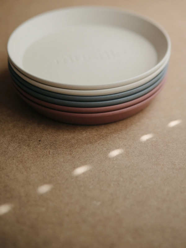 Mushie child polypropylene plastic plates, 2-pack. The plates can be heated in the microwave and washed in the dishwasher. Beautiful, easy and effortless dining.