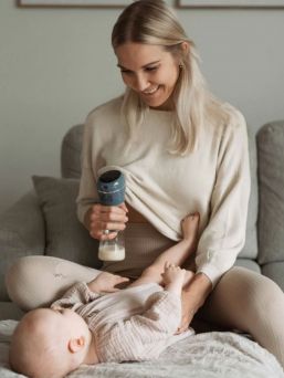 Quiet and wireless Lola & Lykke electric breast pump with smart touch screen and USB charger. The lightweight pump guarantees a pleasant and convenient pumping experience.