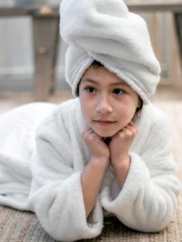 A soft Luin Living children's bathrobe that brings a touch of spa luxury to the laundry room of your home. After the shower and sauna, the child can wrap himself in a bathrobe. The bathrobe is just as soft and lovely as promised!