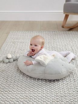 The Mamas & Papas plush snugglerug is designed to support your baby’s development and encourage your baby to lift his head.