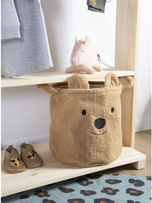 This cute storage basket Childhome Teddy is very suitable for storing various things such as toys, clothes and other things. The storage basket has an ideal size to place on a chest of drawers for example.