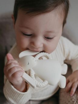 Moonie Natural rubber teether, bunny cream