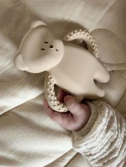 Moonie Natral rubber teether, sand