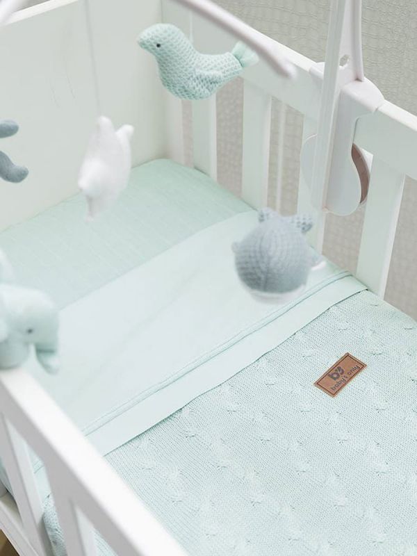 Beautiful and light-colored Baby's Only mobile for baby´s crib. Mobile plays a soothing melody and is easy to attach to the baby's crib.