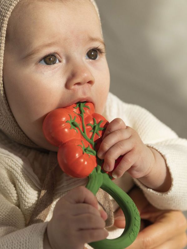 Oli&Carol Tomato rattle