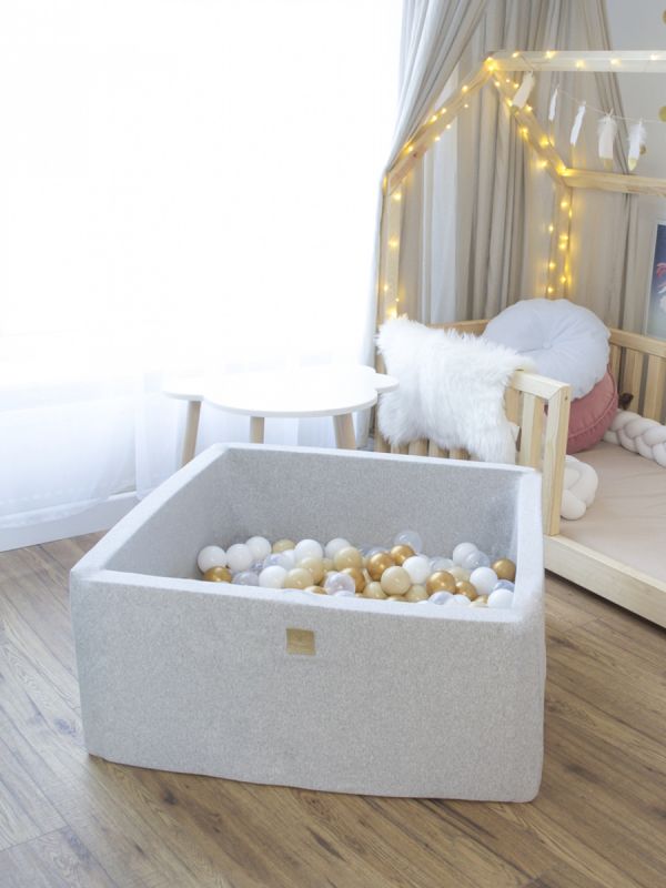 Stunning, padded square shaped Ball-pit with 200 balls is perfect for every home. A wonderful detail in kidsroom.