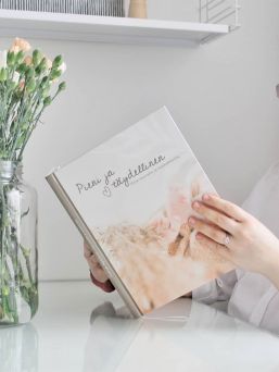 Beautiful Pieni & Täydellinen Baby Book. A baby book is designed to be easy to fill up to the child's school age.