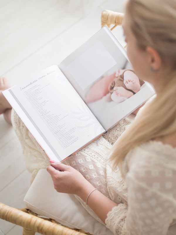 Beautiful Pieni & Täydellinen Baby Book. A baby book is designed to be easy to fill up to the child's school age.
