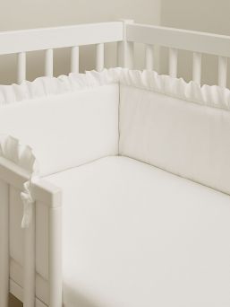 Crib edge protector with ruffle – white, soft and protective | FairyOfPregnancy