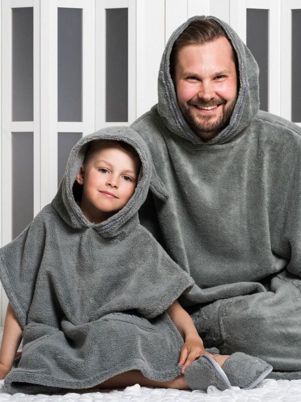 Adorable LuinLiving children's poncho towel for speedmonsters. The material of the towel is absorbent 100% Signature cotton.