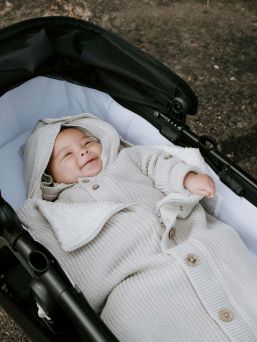 Baby´s Only knit footmuff. Knit and teddy lining of this sustainable Baby´s Only footmuff from the Soul collection for the pram in the colour warm linen is made of 100% organic cotton.