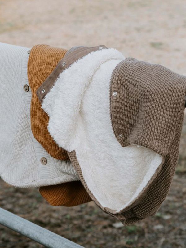 Baby´s Only knit footmuff. Knit and teddy lining of this sustainable Baby´s Only footmuff from the Soul collection for the pram in the colour warm linen is made of 100% organic cotton.