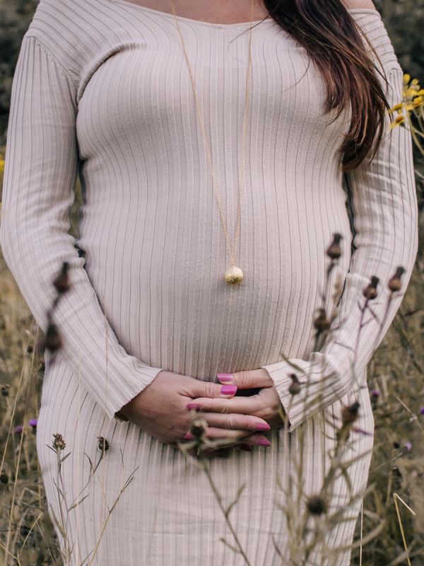 The Proud MaMa bola babybell Fine Gold Luna necklace is a beautiful jewelry for the expectant mother. There is a small xylophone inside the jewelry. The magical sound of the jewelry soothes the baby in the womb and later outside the womb.
