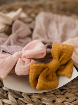 Beautiful and adorable Gipsyparrot Muslin collection bow headwrap for baby. All bow headwraps are made by hand. The fabrics are soft and the headband does not tighten or squeeze the baby's head.