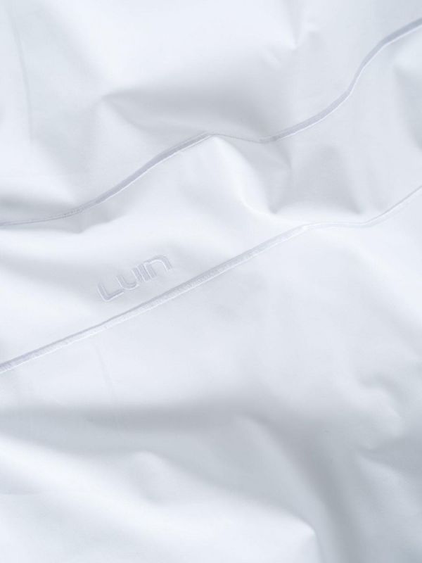 Gorgeous Luin Living Bedding Set for Child, Junior-size. The carefully selected cotton, the thin fine yarn and the dense weaving make the material soft and yet pleasantly sultry and breathable for the baby's night.