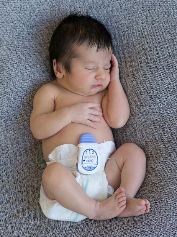 Snuza® HeroMD Babys Breathing monitor vibrates after 15 seconds of no movement in an effort to rouse your baby to resume abdominal movement.