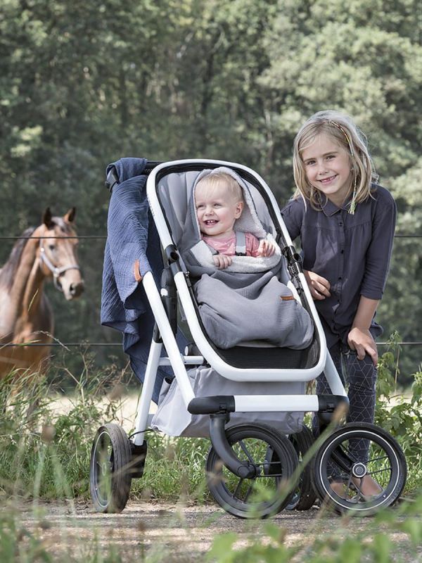 Baby's Only Summer Footmuff keep baby warm in car seats and baby carriages. Thanks to Footmuff the baby does not need to undress and dress up constantly, the baby stays warm embrace of the bag.