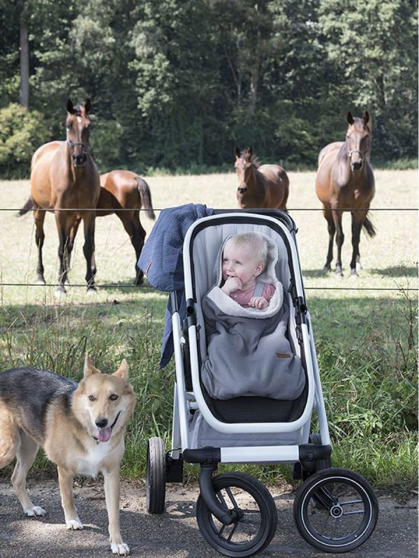 Baby's Only Summer Footmuff keep baby warm in car seats and baby carriages. Thanks to Footmuff the baby does not need to undress and dress up constantly, the baby stays warm embrace of the bag.