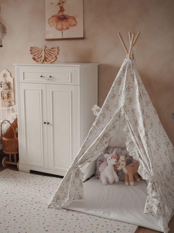 Teepee tent for children with ruffled edges and carpet, Camomiles