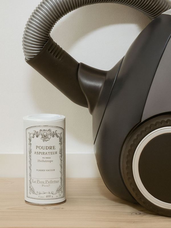 Fragrance powder for textiles and vacuumable surfaces