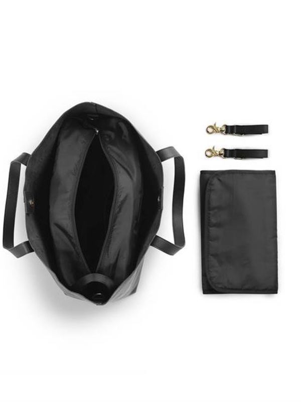 Elodie Details diaper bag Black Leather is made of genuine leather. The care bag includes a detachable and washable inner bag that makes the bag easier to care for