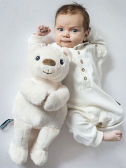 A soft sweetness, Whisbear a noise bear, The Humming Bear helps a child fall asleep with the help of a pink noise. The humming Bear has a CRYsensor that allows the device to detect the baby's crying, vocalization and movement and restart the noise sound.