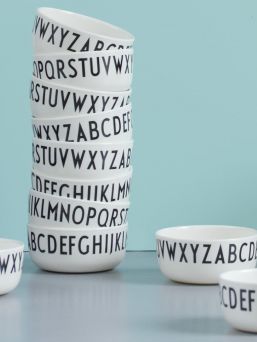 Design Letters children's melamine bowl is durable and lightweight. The bowl is decorated with timeless and modern letters designed by Arne Jacobsen. Bowl diameter 11 cm.