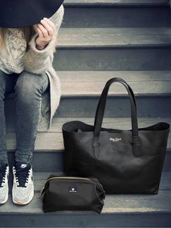 Elodie Details diaper bag Black Leather is made of genuine leather. The care bag includes a detachable and washable inner bag that makes the bag easier to care for