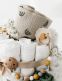 A light-colored diaper cake is a beautiful, modern and necessary gift to take to babyshows, for example, or to remember a coworker.
