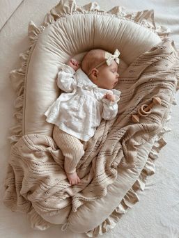 Baby nest with ruffles – Soft and safe babynest for newborns
