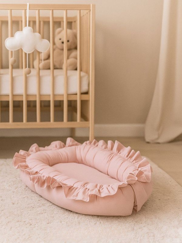 Baby nest with ruffles – Soft and safe babynest for newborns, rosa
