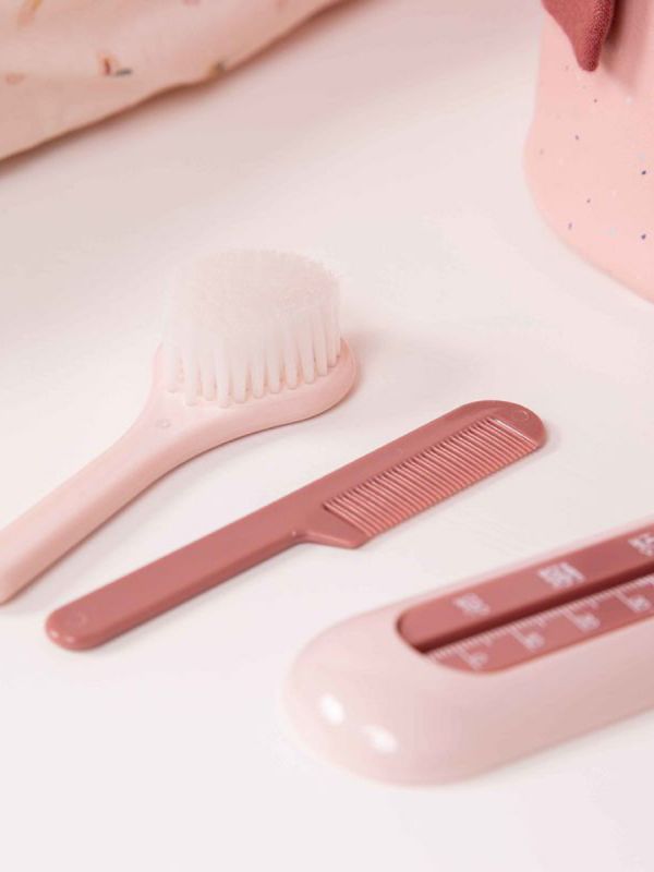 With the LUMA Gentle Brush set, you can gently brush your child's hair. With the comb you can straighten even thicker hair.