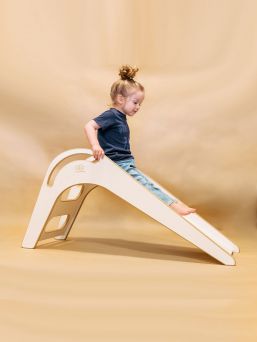 Slide into the child's own room. Perfect with our ballpit. Sliding is one of the most beloved hobbies of children. It improves balance and motor skills.