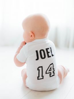 Short-sleeved jersey with the child's own name and number, white. Jersey body for a child. The desired name and number are printed on the child's jersey - the perfect team body. Tip! Daddy Survival packing Must Have -product.