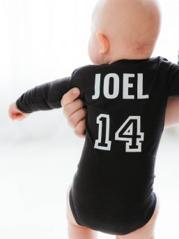 Long-sleeved jersey with the child's own name and number, white. Jersey body for a child. The desired name and number are printed on the child's jersey - the perfect team body. Tip! Daddy Survival packing Must Have -product.