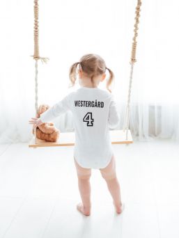 Long-sleeved jersey with the child's own name and number, white. Jersey body for a child. The desired name and number are printed on the child's jersey - the perfect team body. Tip! Daddy Survival packing Must Have -product.