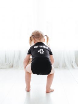 Short-sleeved jersey with the child's own name and number, white. Jersey body for a child. The desired name and number are printed on the child's jersey - the perfect team body. Tip! Daddy Survival packing Must Have -product.