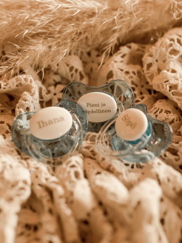 Name pacifier with the child´s own name or other desired text.